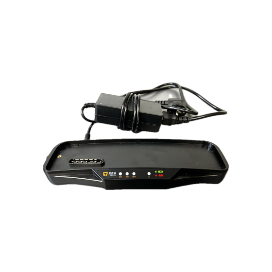 Lader til Tecmen batteri for åndedrettsvern sort front med kabel